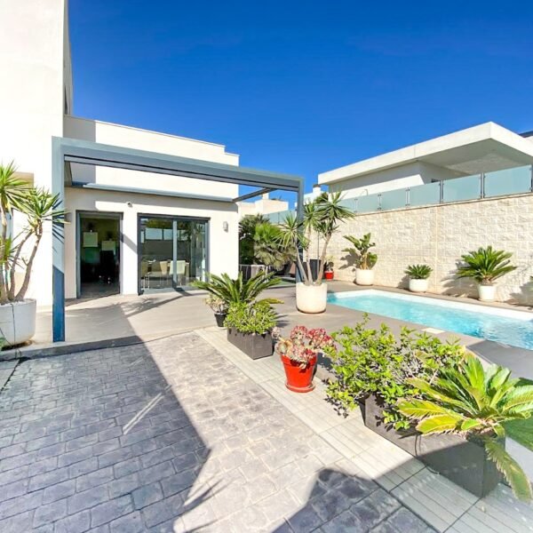 A Modern House with a Stunning&hellip;